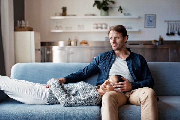 Par i sofa, hvor kvinden ligger hovedet i mandens skød - angst for nærhed