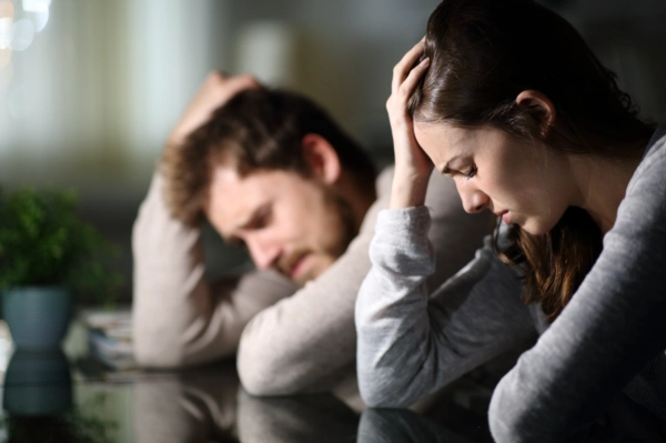 Parforhold uden sex og intimitet – trist par sidder hver for sig